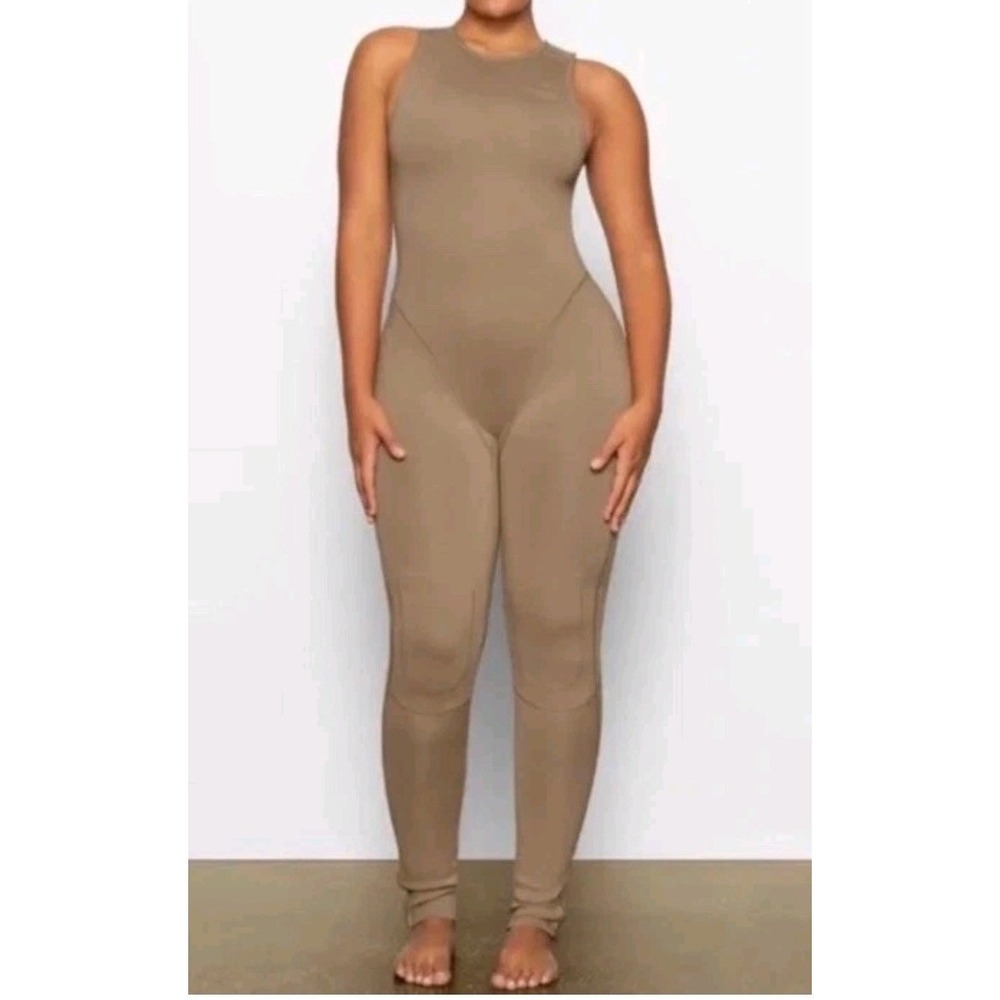 SKIMS Sport Swim Scuba Wetsuit Full Body Tan Sleeveless‎ Zipper Ankle Sz M NWT